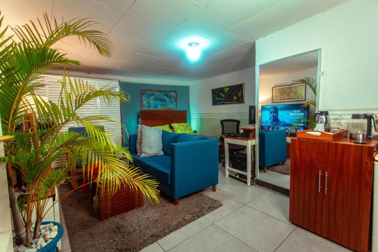 Bed and Breakfast Palm Springs Bed & Breakfast Limbe Exteriér fotografie